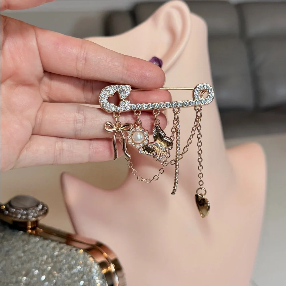 ⚜️ Gold Butterfly Charm Brooch